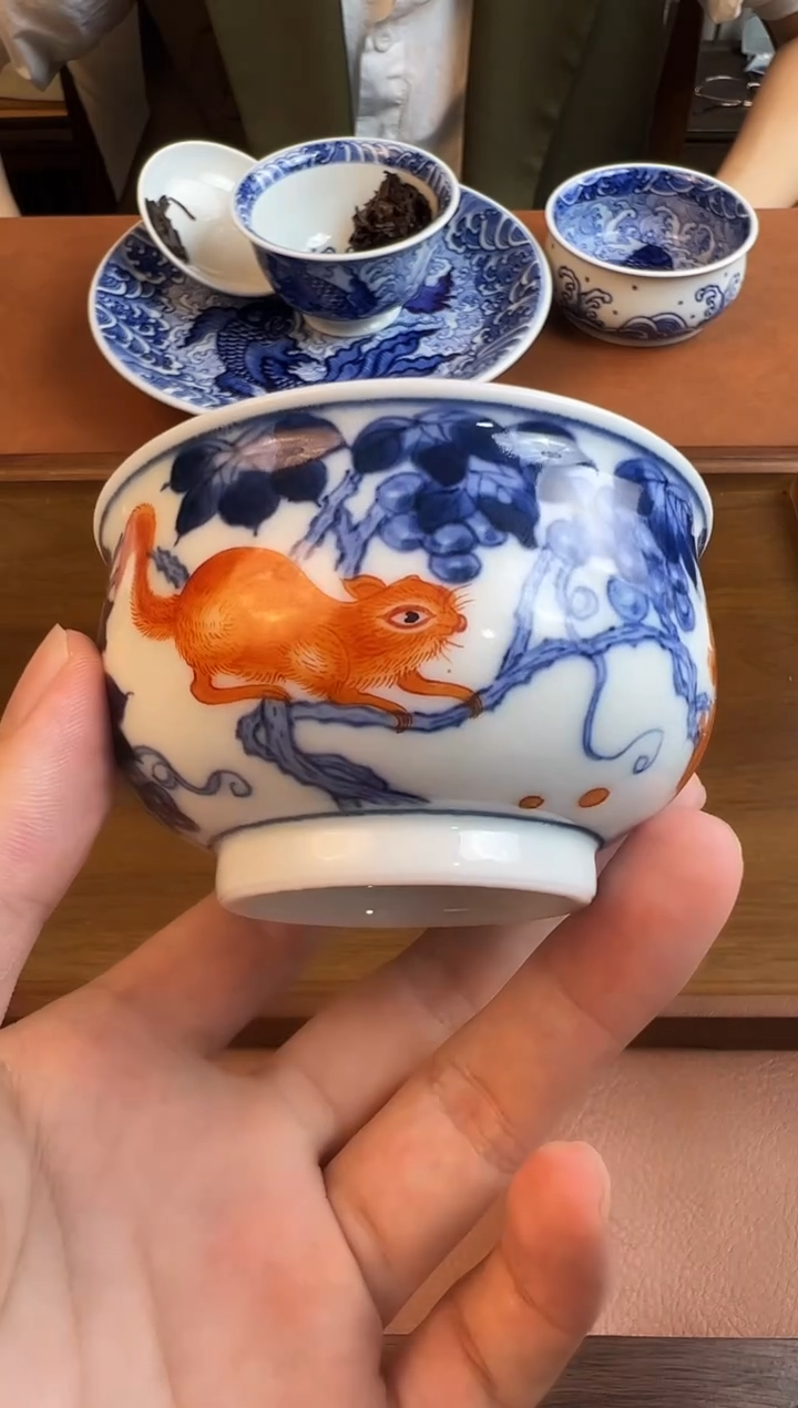 问青坊纯手工手绘青花斗矾红松鼠葡萄炉式杯