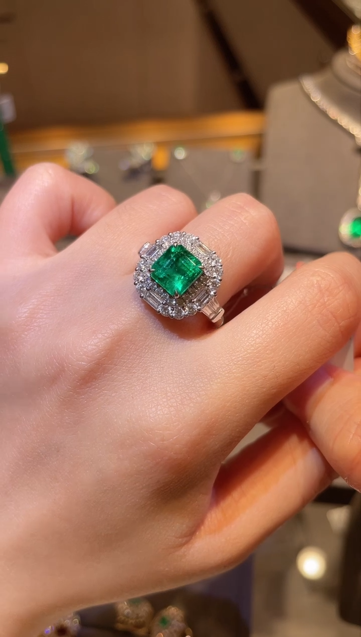 【闪购商品】祖母绿戒指18K金镶嵌2.25ct