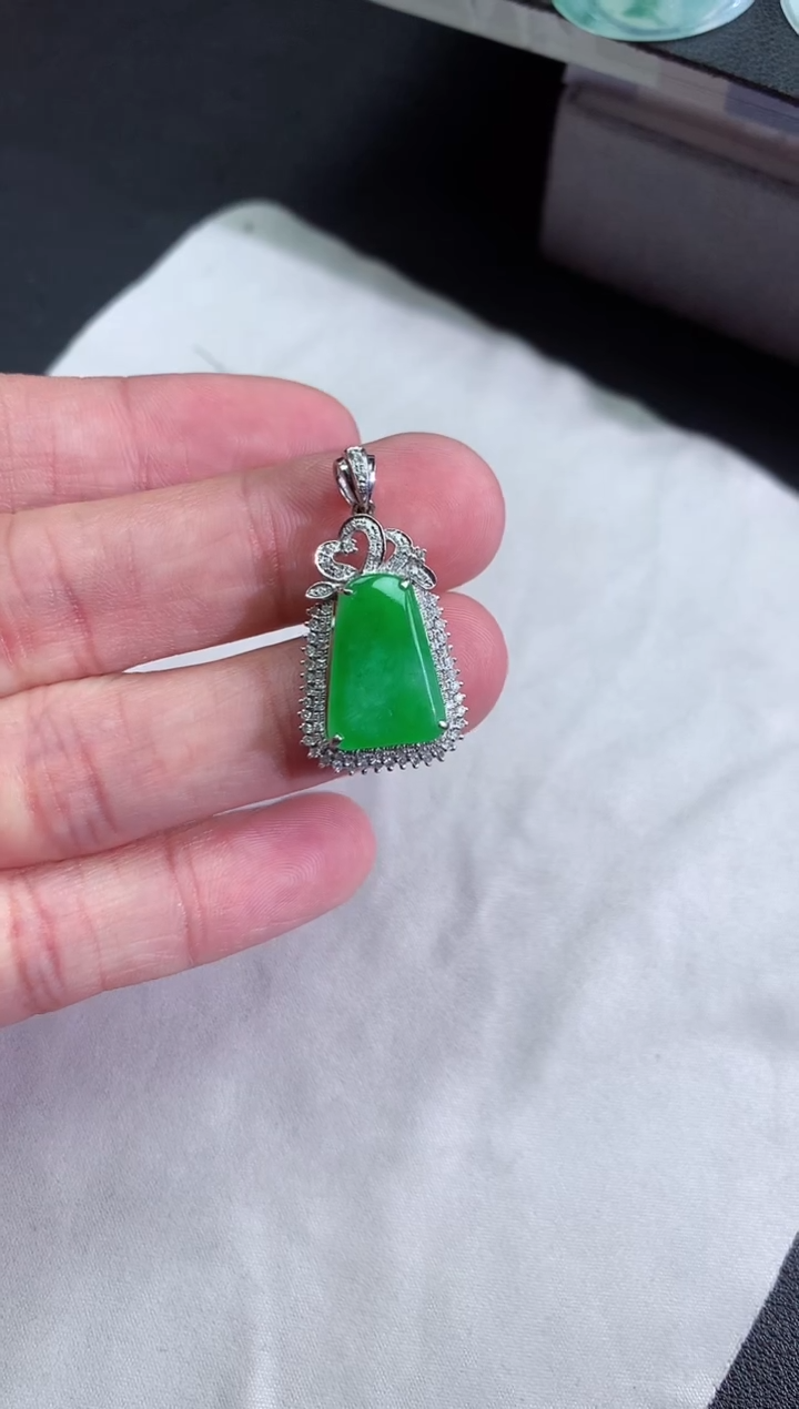 翡翠18K金镶嵌颈饰无事牌