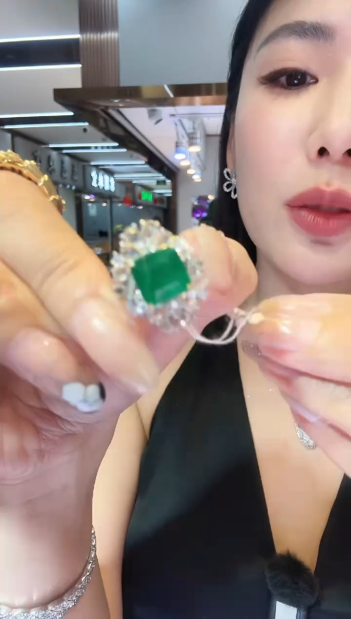 18K金镶嵌戒指祖母绿3.85ct