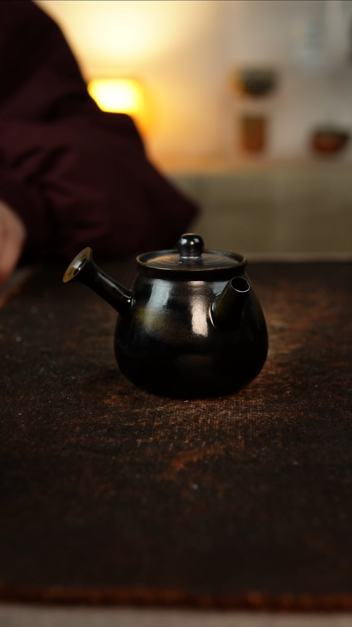 柴烧裸烧      乌金侧把壶    33   120cc  