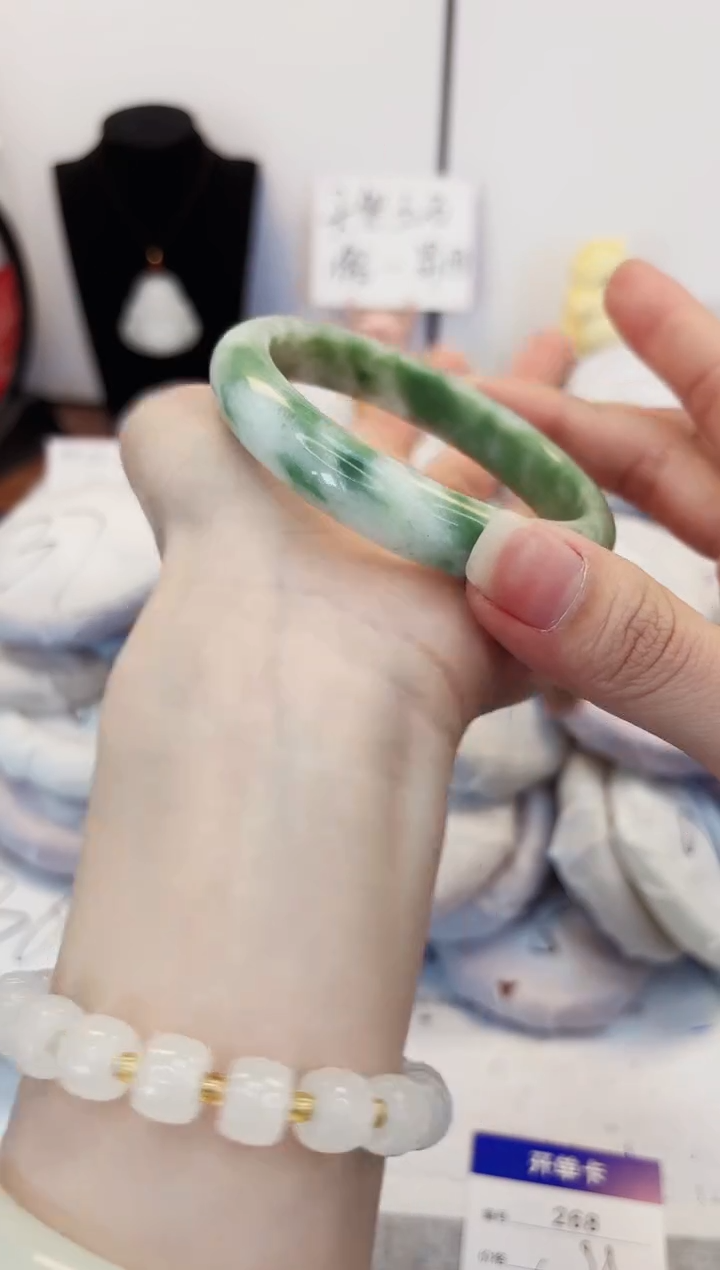 【闪购商品】石英质玉手镯未镶嵌268-贵州翠60圈口