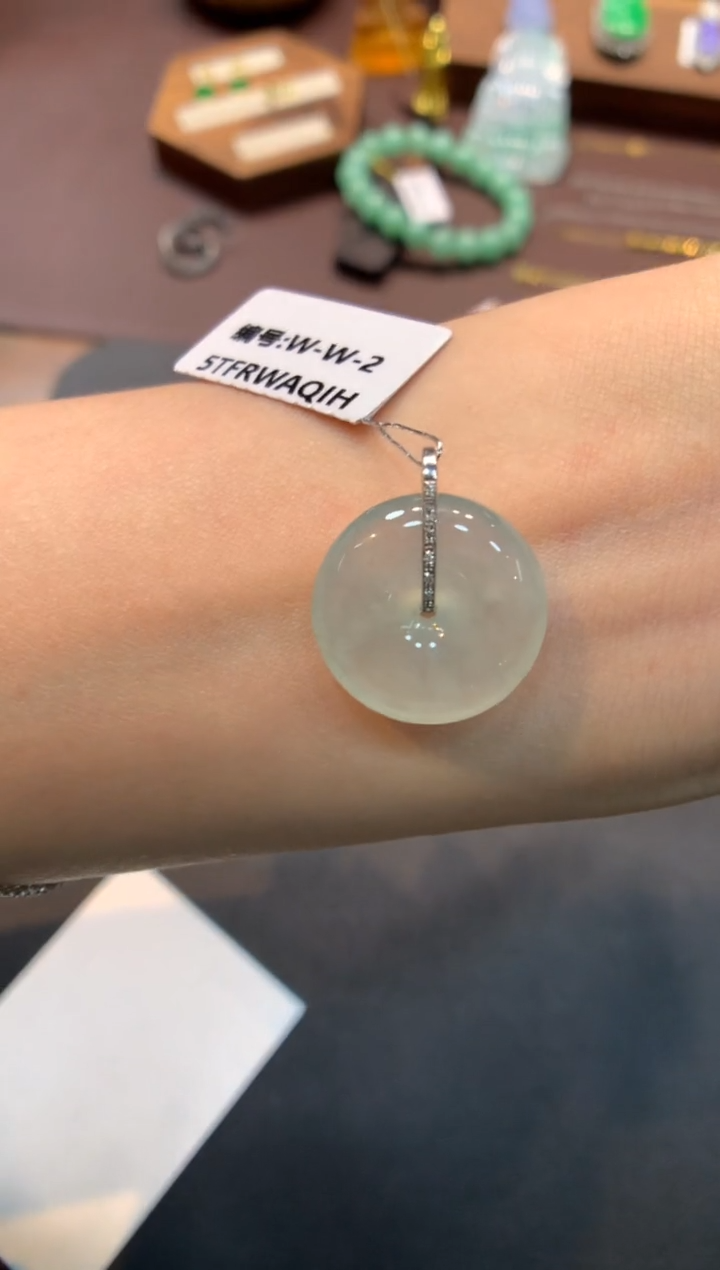 翡翠18K金镶嵌颈饰平安扣