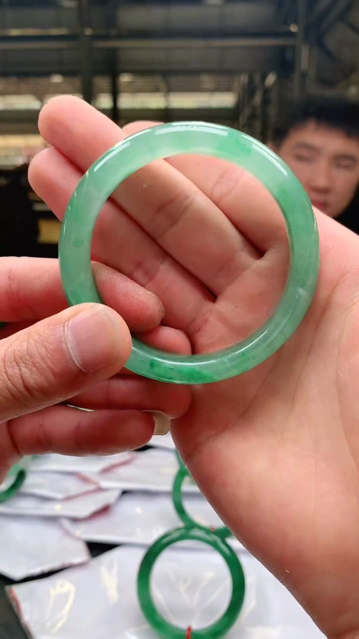 【闪购商品】石英质玉手镯未镶嵌冰飘花手镯