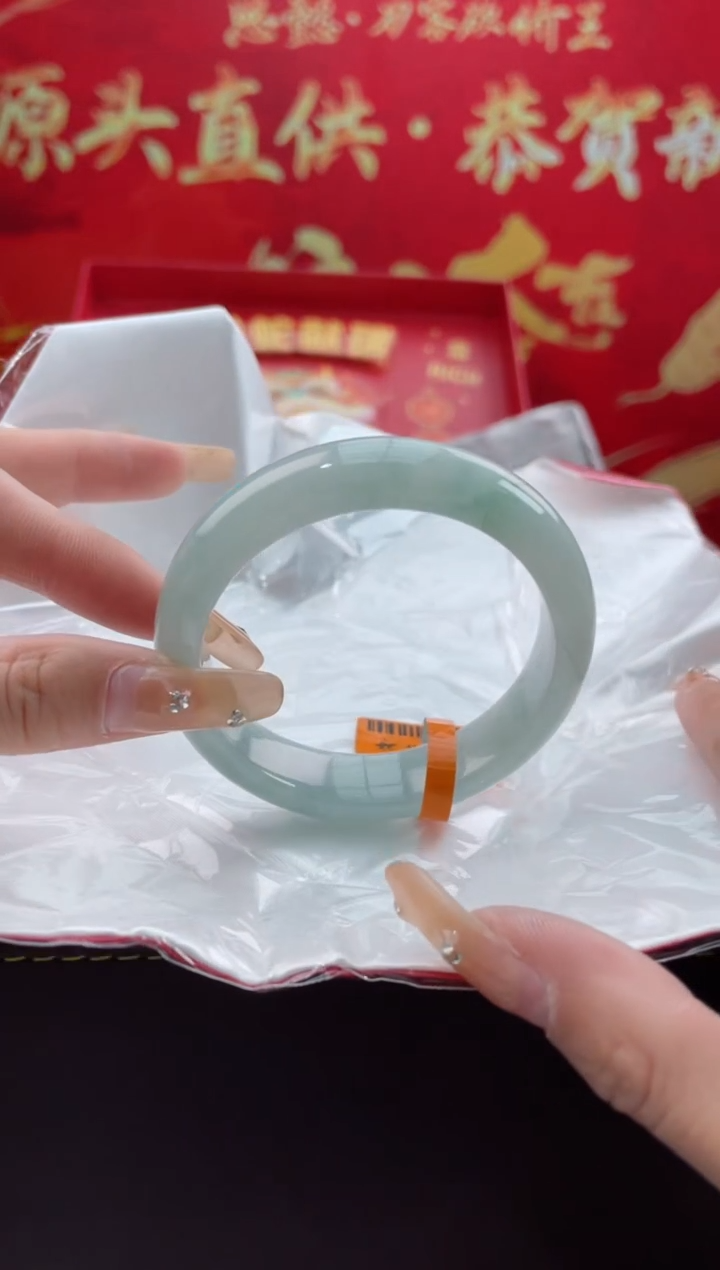 【闪购商品】翡翠手镯未镶嵌1翡翠手镯（微瑕）
