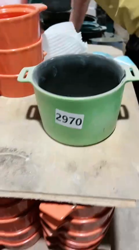 2970瑕疵不圆绿锅不带盖。