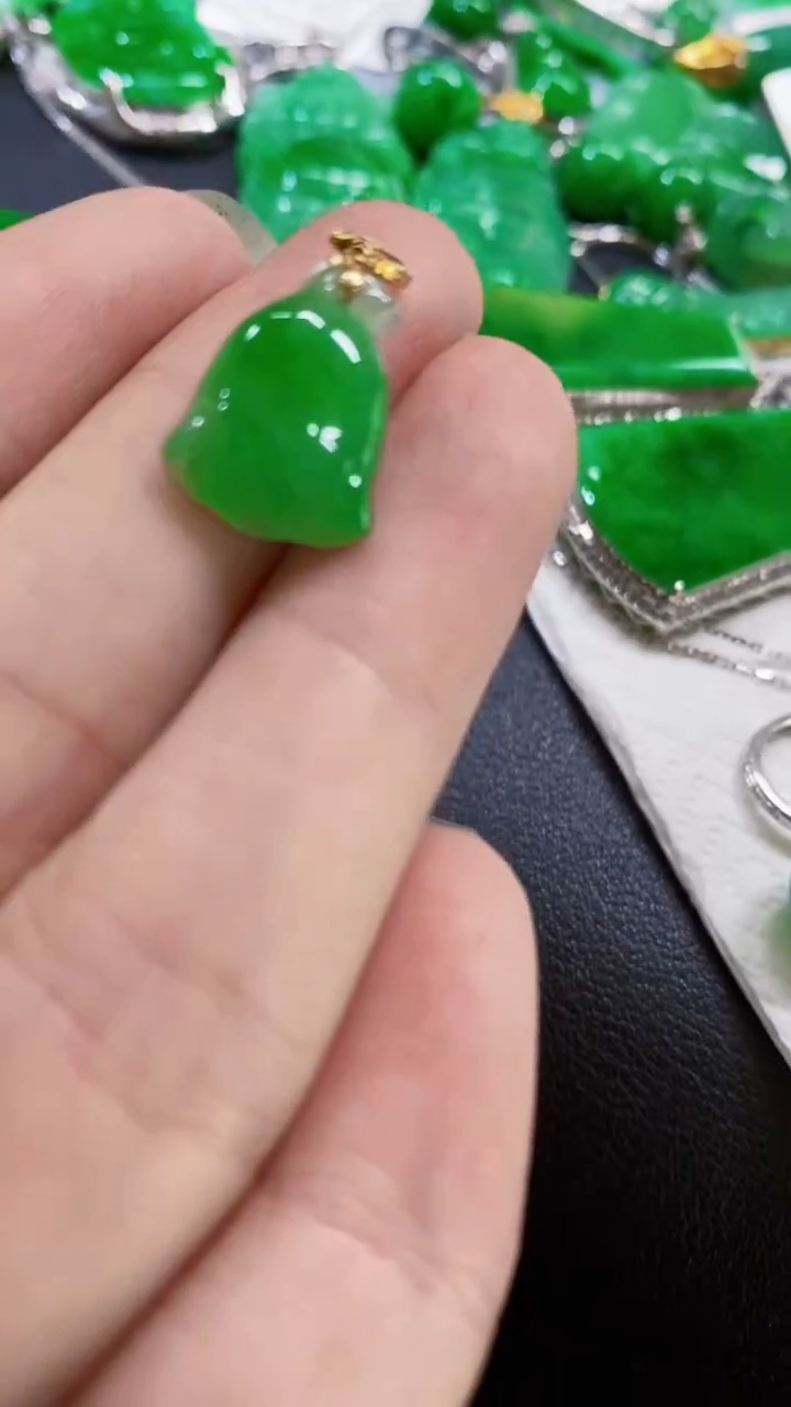 颈饰18K金镶嵌翡翠莲蓬