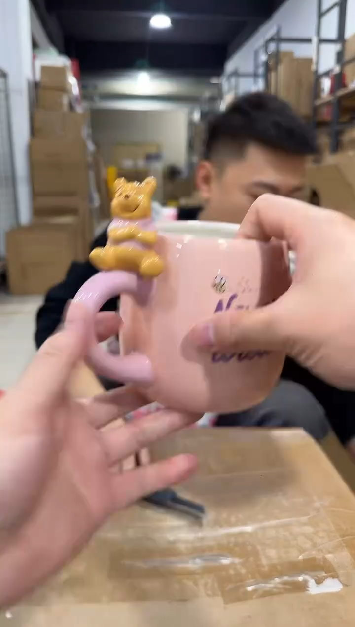 瓷片粉色维尼水杯