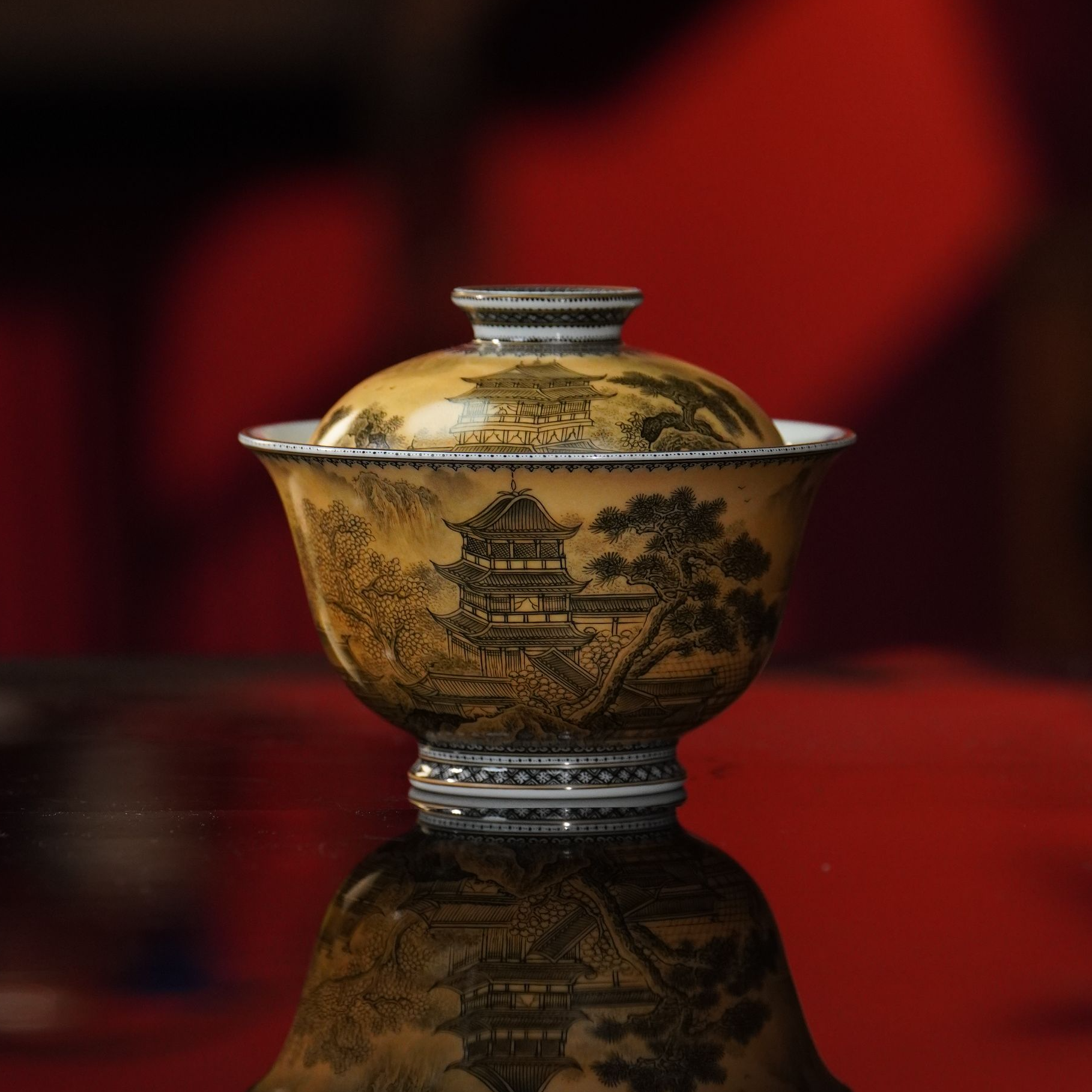 云山片玉 黄釉界画亭台楼阁盖碗