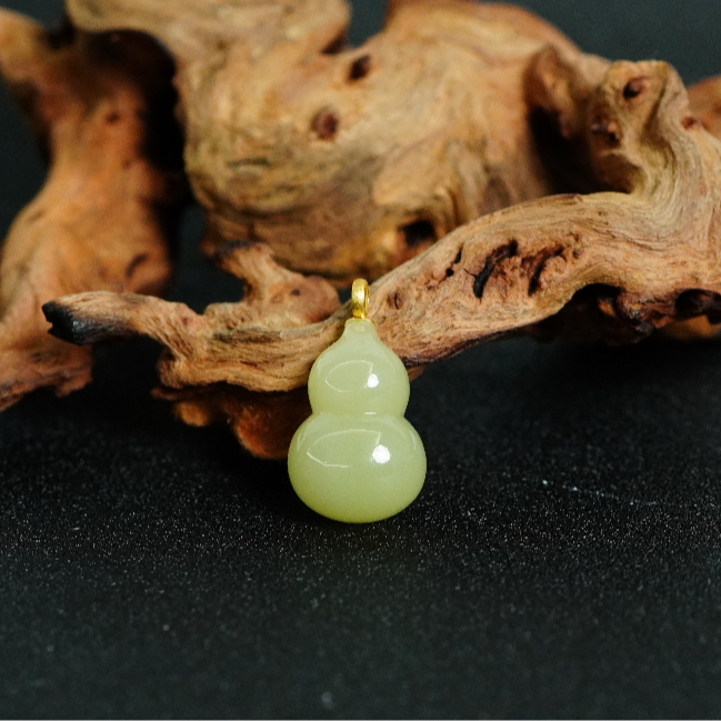 18K金和田玉黄口葫芦吊坠 A121802