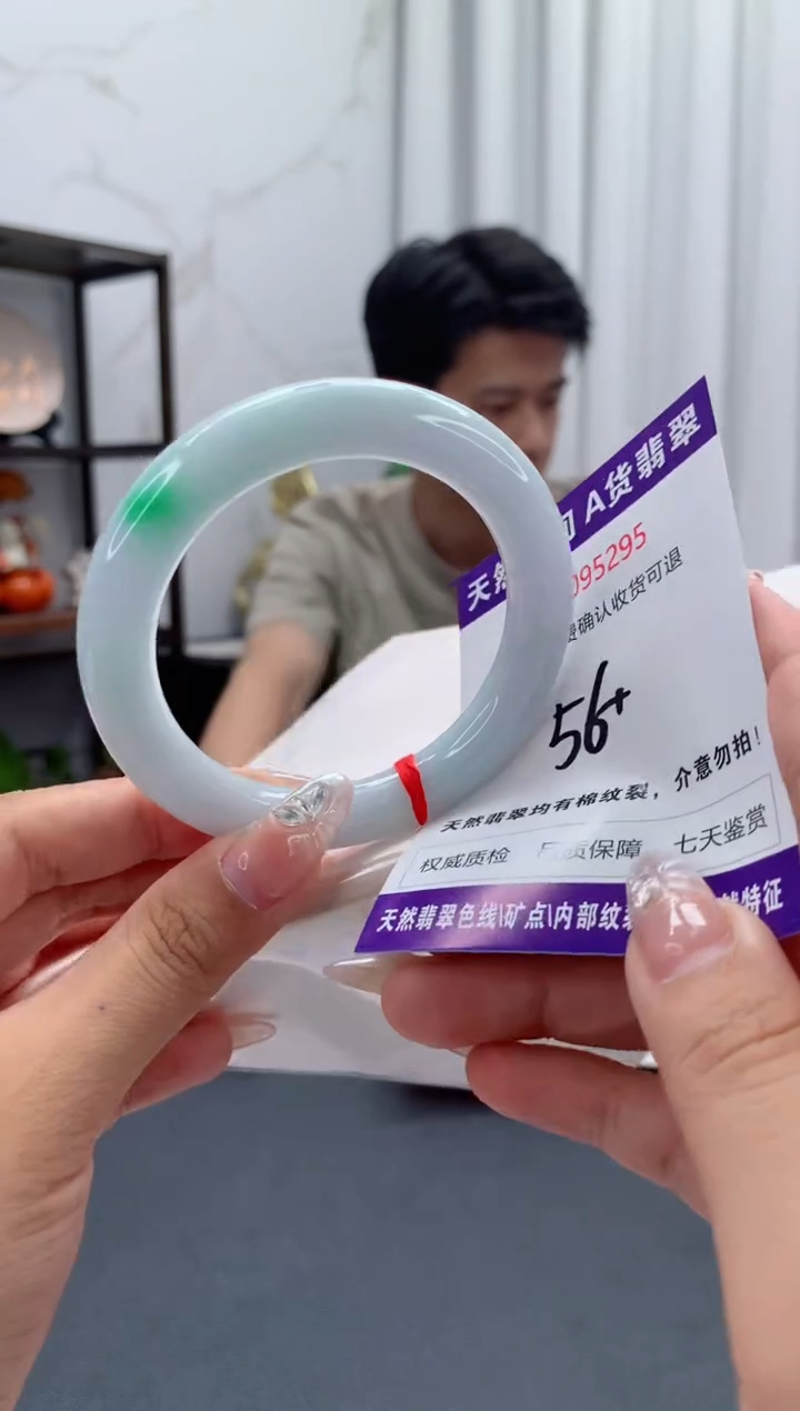 未镶嵌手镯翡翠有纹，完美者勿拍