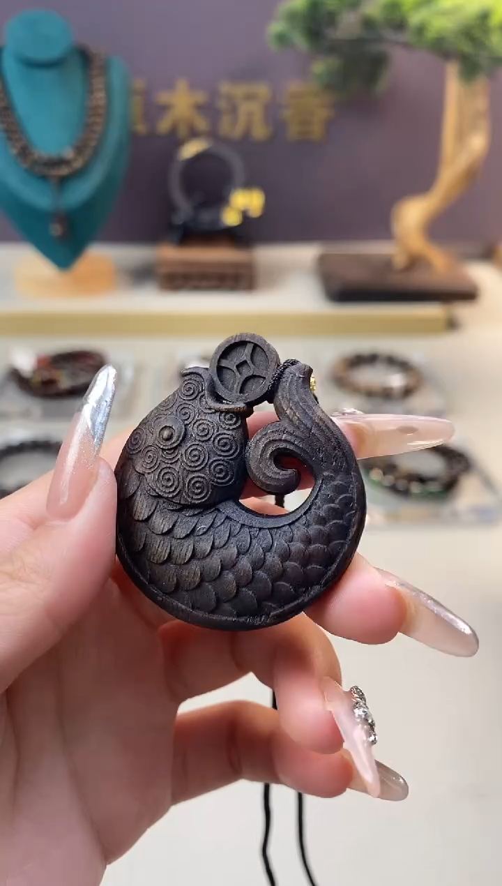 【闪购商品】沉香木手串Z顺化紫棋手雕年年有鱼牌
