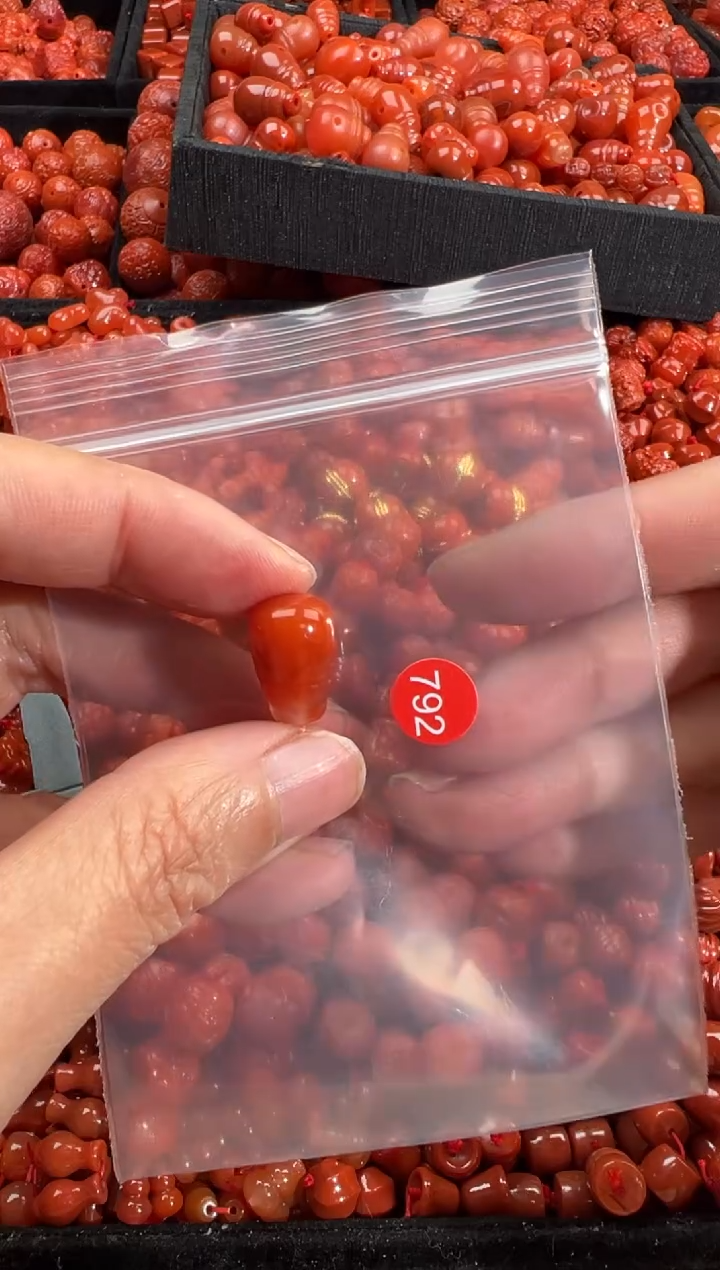 南红玛瑙未镶嵌颈饰1