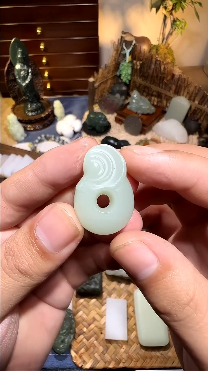 颈饰未镶嵌和田玉?**凯1