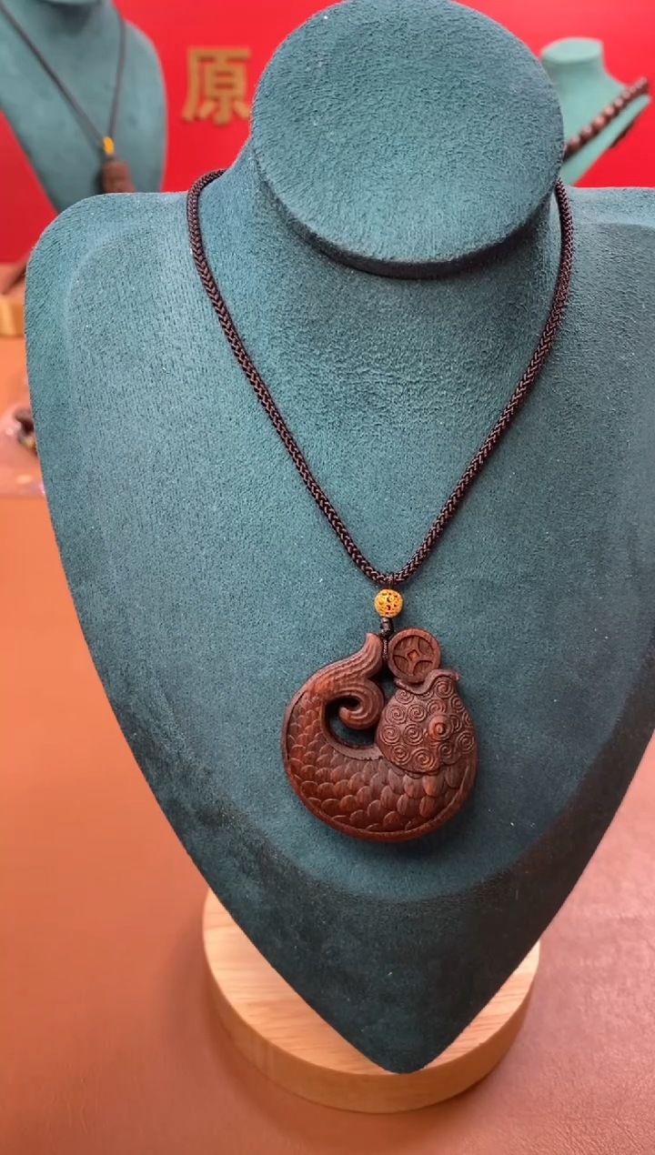 【闪购商品】沉香木手串P顺化紫棋手雕年年有鱼牌