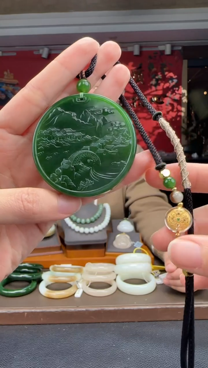 颈饰未镶嵌和田玉碧玉白加绿山水牌吊坠