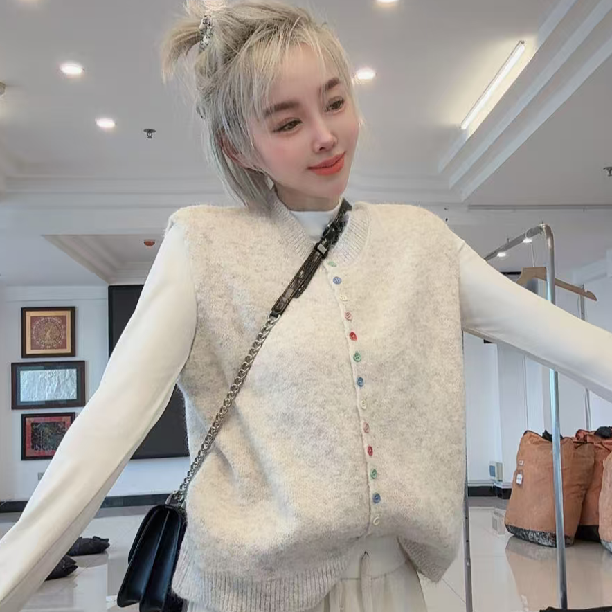 时尚款欧姐家燕麦色彩扣毛衣马甲