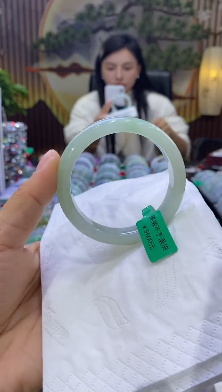 【闪购商品】翡翠手镯未镶嵌多人05586
