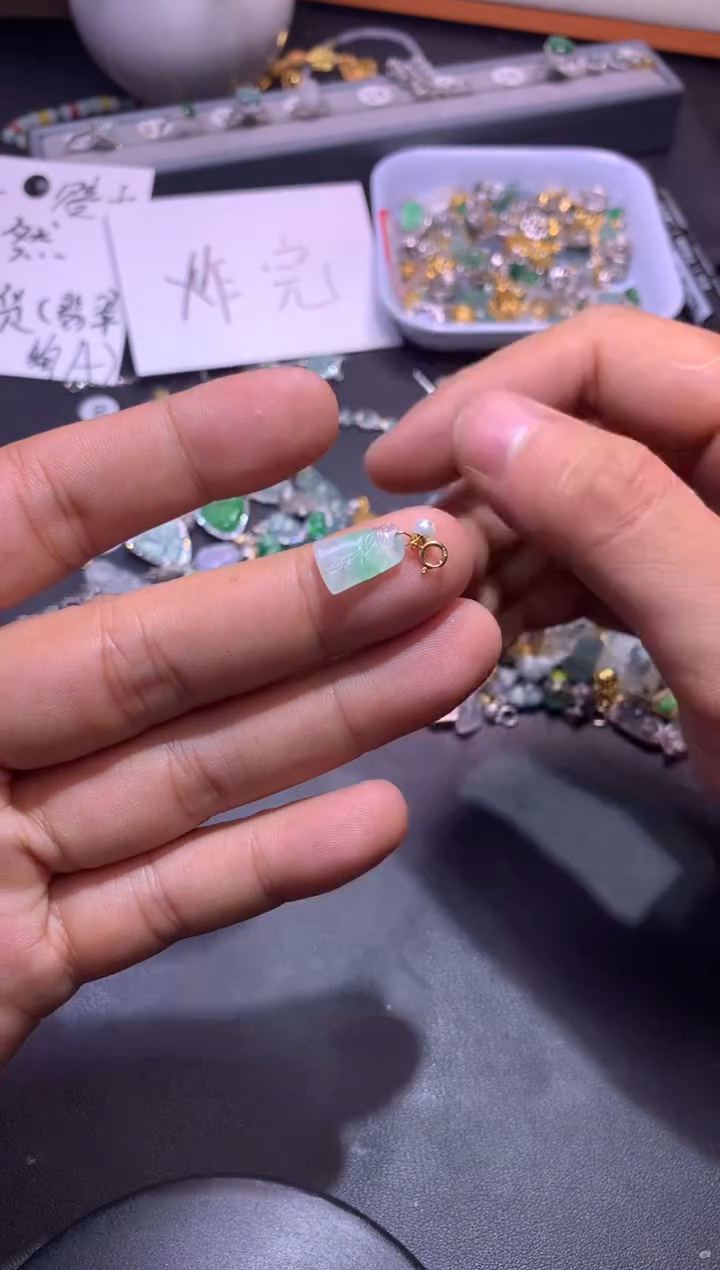 翡翠18K金镶嵌吊坠(不含链)妮*?1