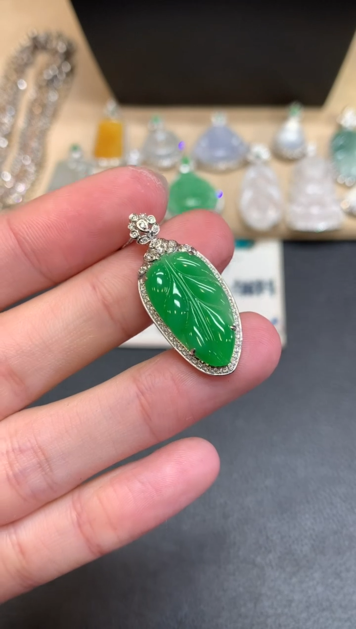【闪购商品】翡翠颈饰18K金镶嵌叶子【无服务费】