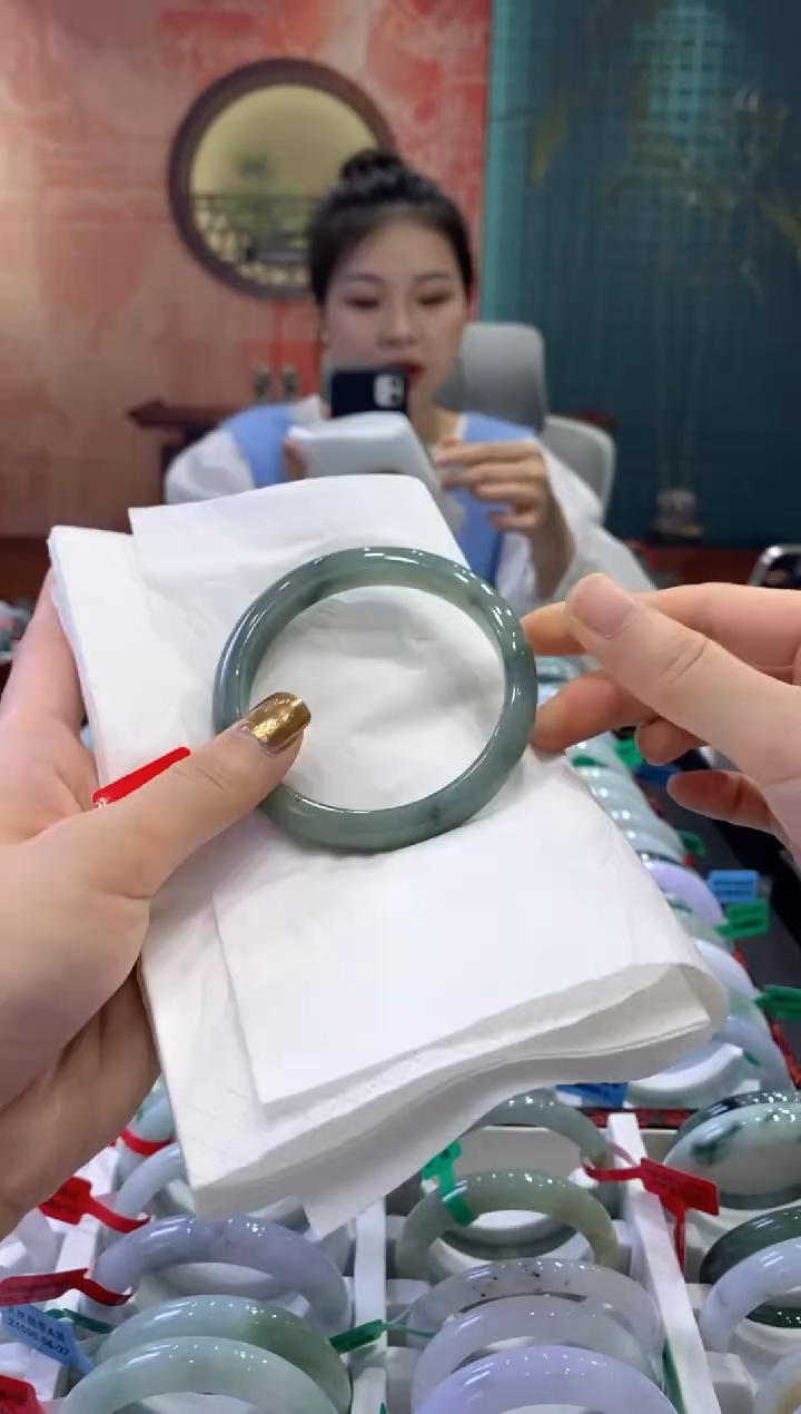 【闪购商品】翡翠手镯未镶嵌多人17064