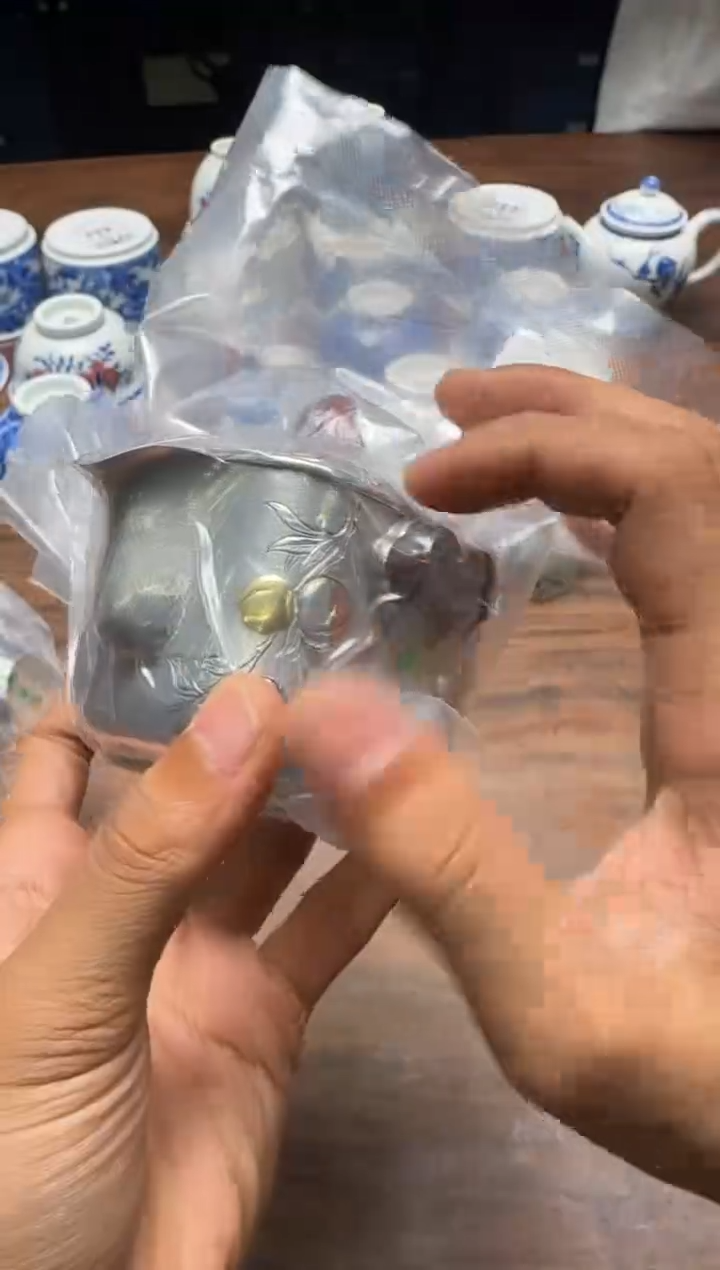 呆坐 錾刻嵌金寿桃 宝瓶
