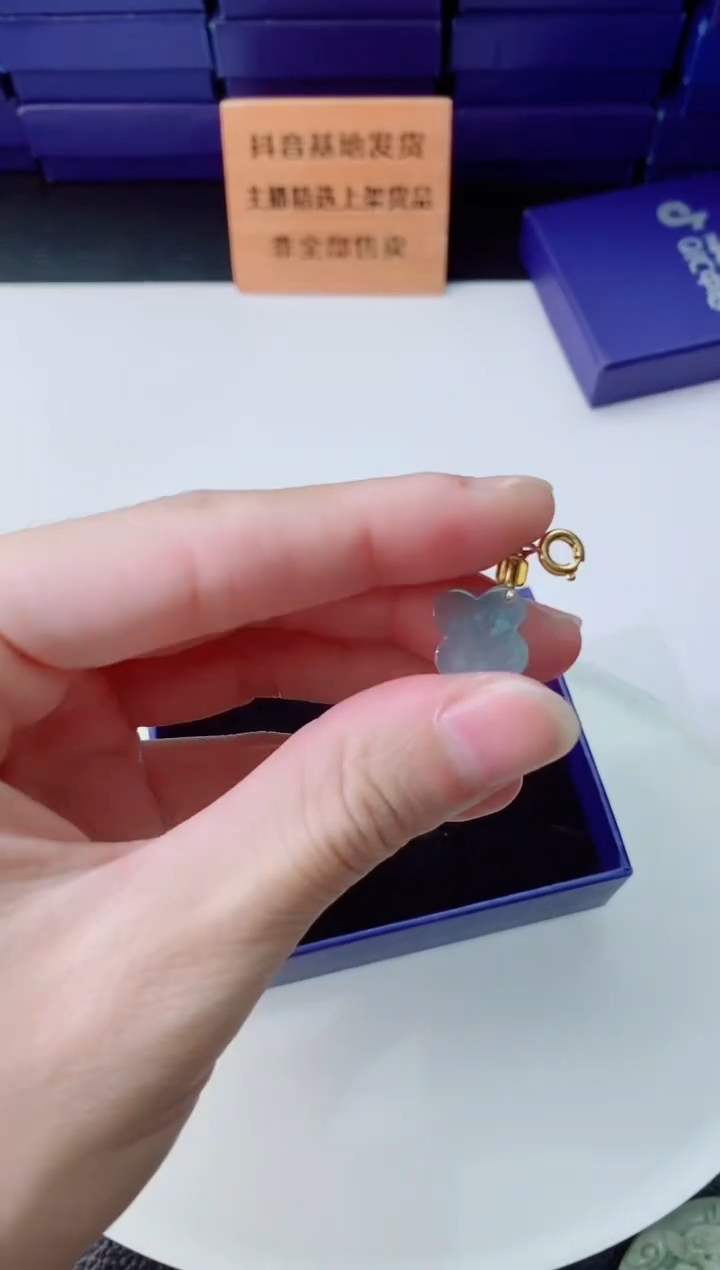 翡翠未镶嵌颈饰  `