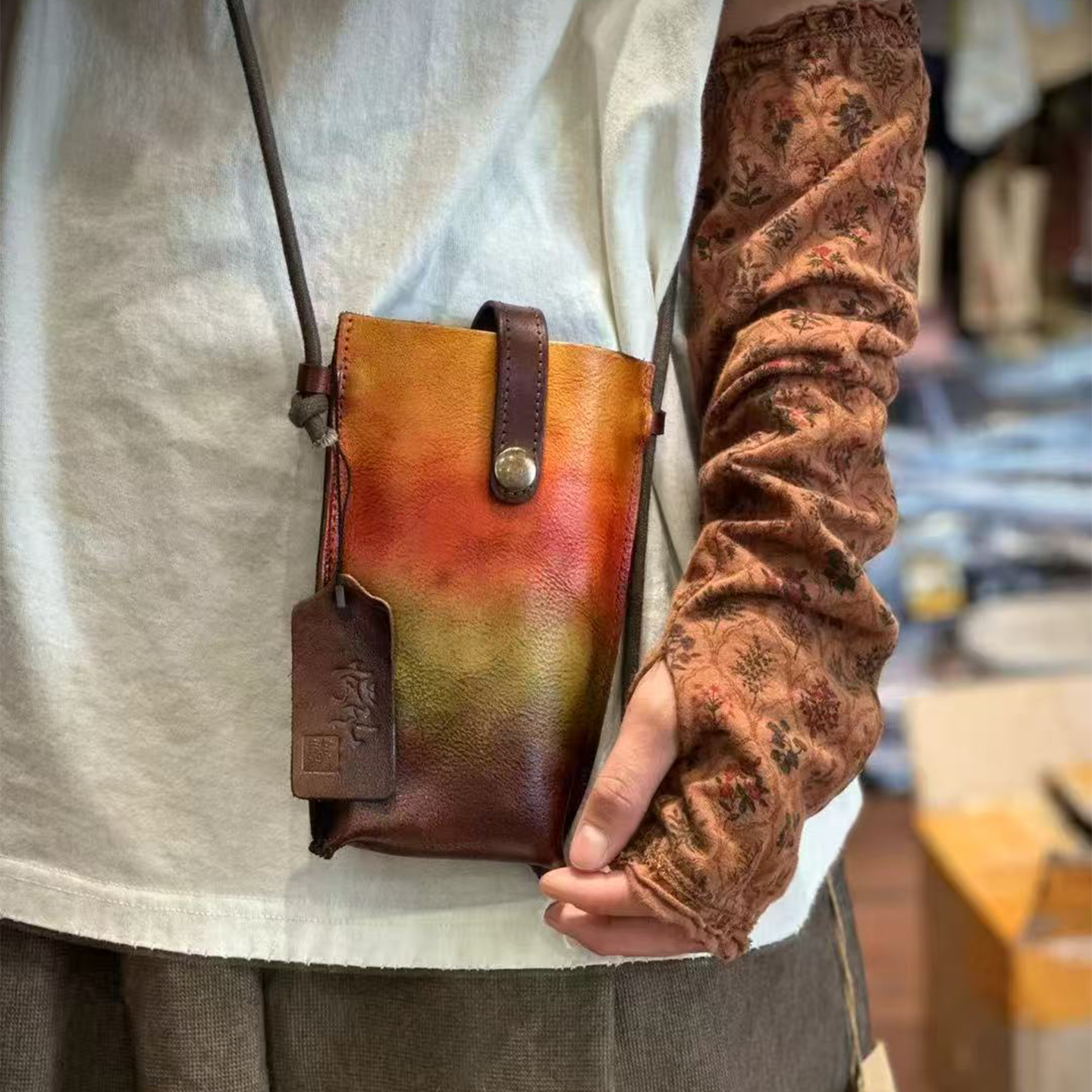 疯子张25夏款复古休闲扣式斜挎可凹造型彩虹牛皮包#2430