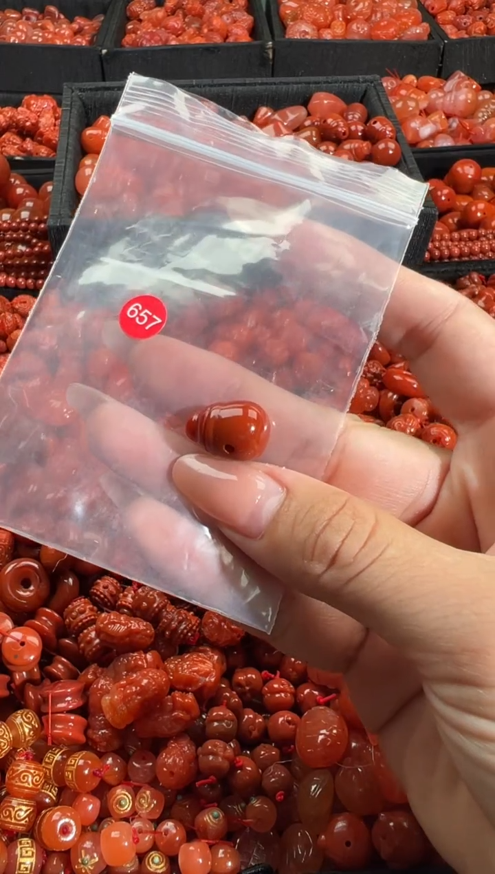 南红玛瑙未镶嵌颈饰1