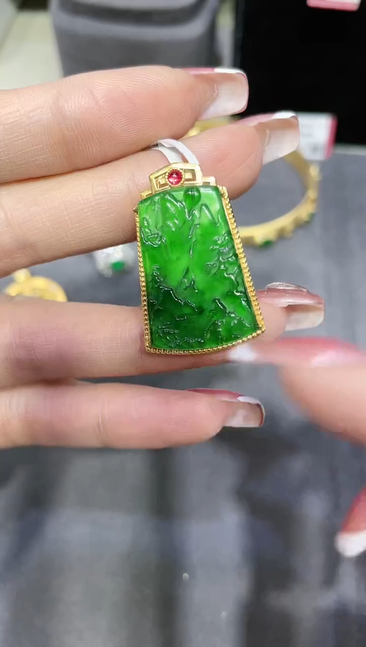 【闪购商品】翡翠吊坠(不含链)18K金镶嵌·