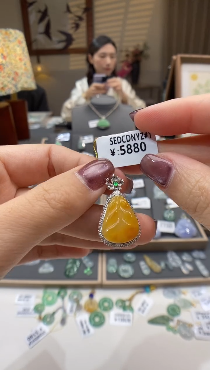 【闪购商品】翡翠颈饰18K金镶嵌叶子