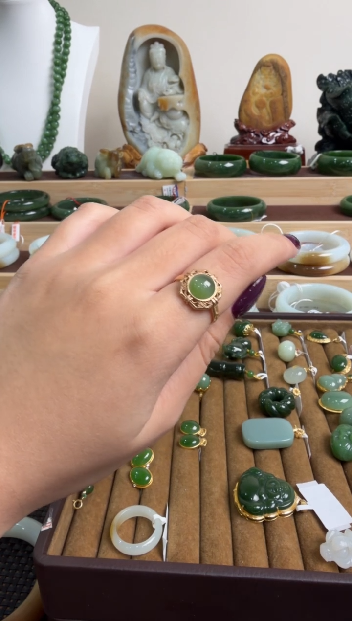 颈饰18K金镶嵌和田玉戒指