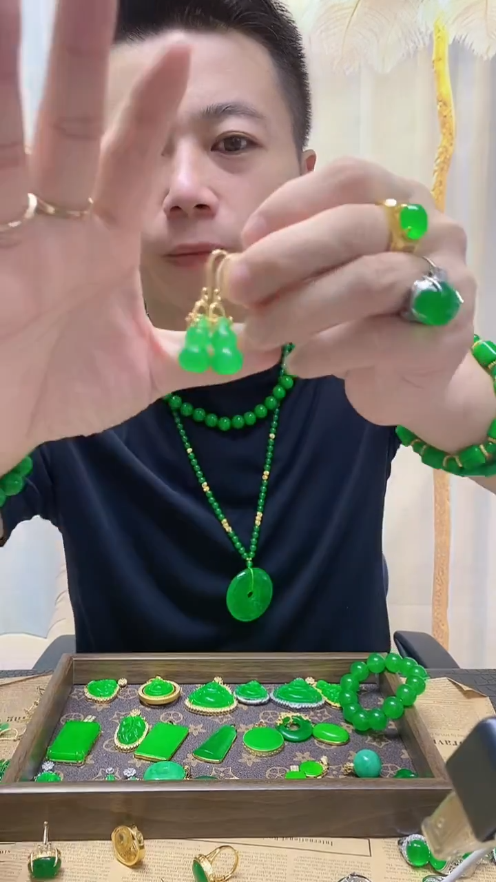 14K金镶嵌翡翠耳饰翡翠耳钩