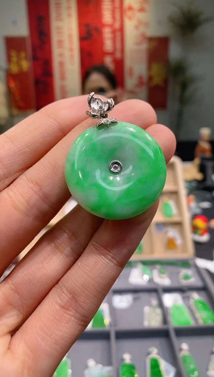 【闪购商品】翡翠吊坠(不含链)18K金镶嵌平安扣