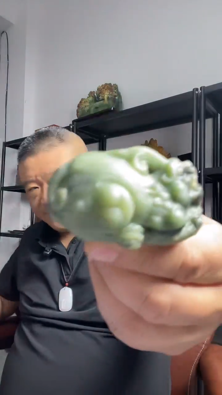 和田玉（糖玉）未镶嵌把件天然青玉貔貅手把件