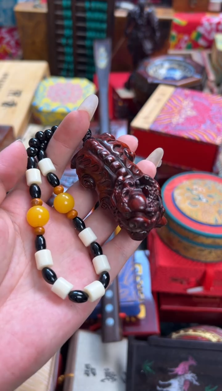 檀香紫檀（小叶紫檀）--------瓷--------貔貅把件