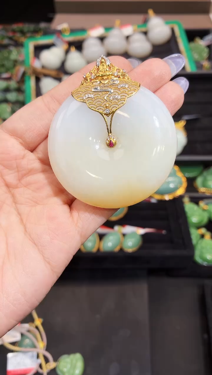 吊坠(赠链)18K金镶嵌和田玉53MM多样性发一Z