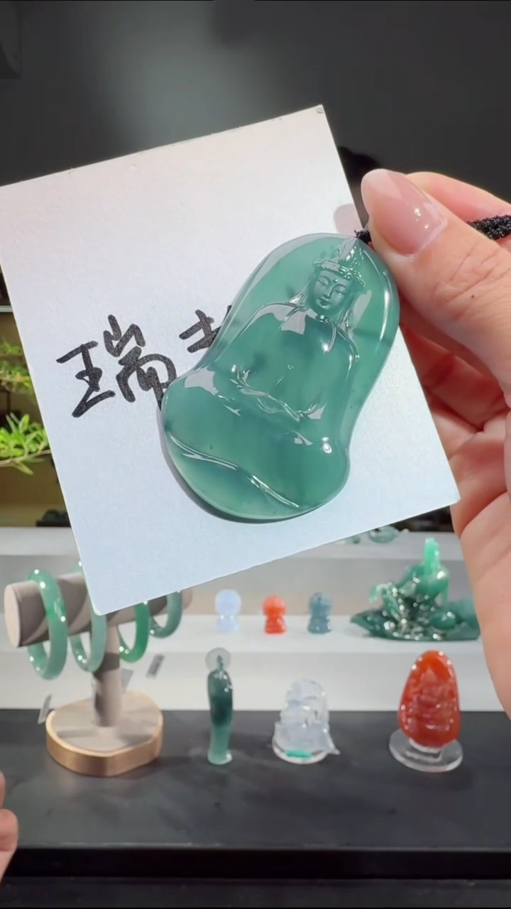 吊坠(赠链)未镶嵌翡翠观音（多样性发其一）