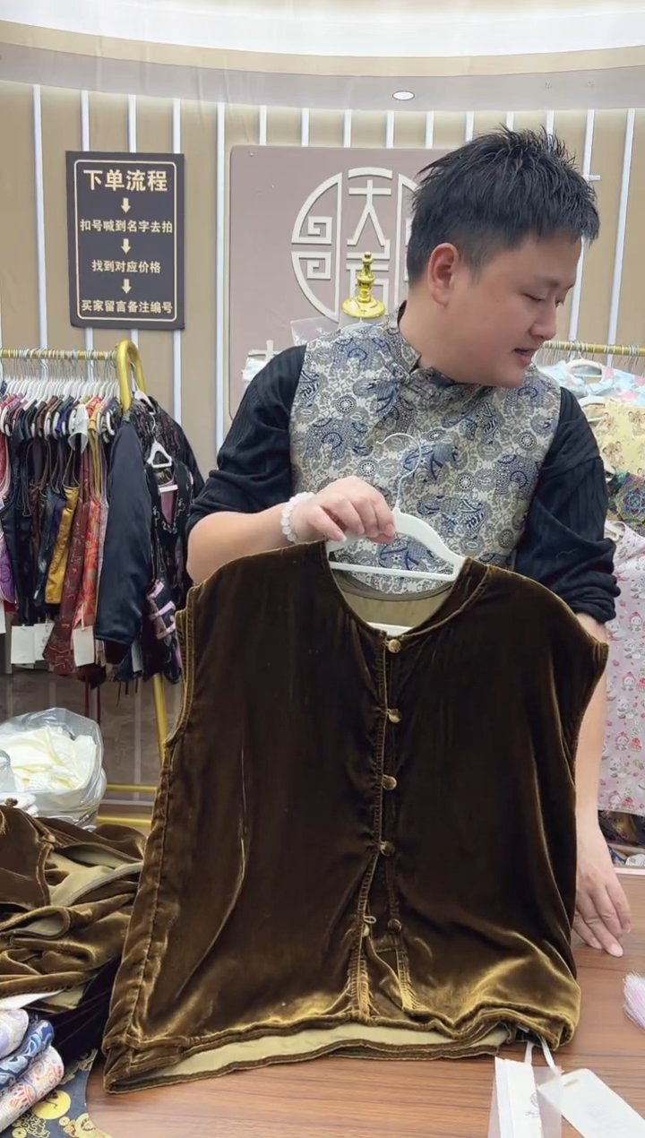 咖色丝绒圆领背心