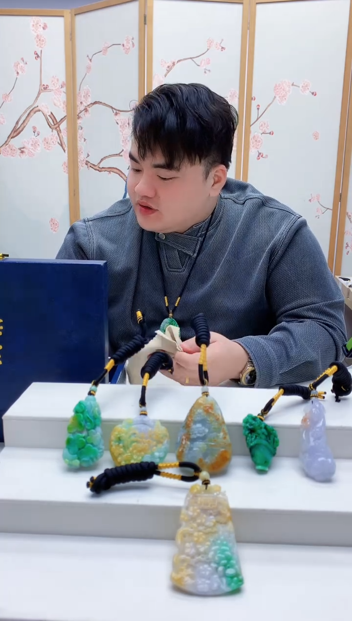 未镶嵌定制翡翠小**.5060jw-毛货挂件