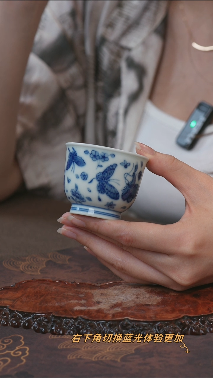 宁封柴窑青花蝶恋花图纹杯