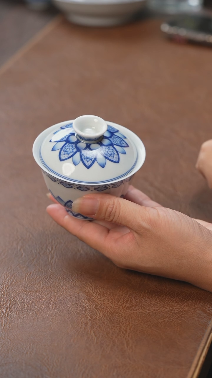 盖碗青花并蒂莲盖碗