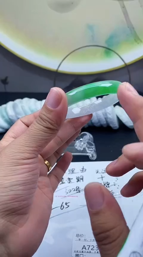 下单就是图片的手镯，放心冲！A723