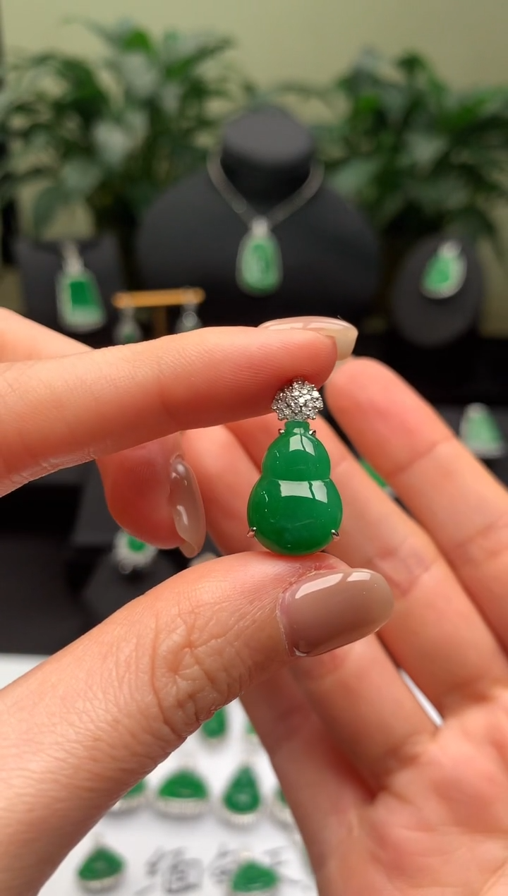 【闪购商品】翡翠颈饰18K金镶嵌绿葫芦