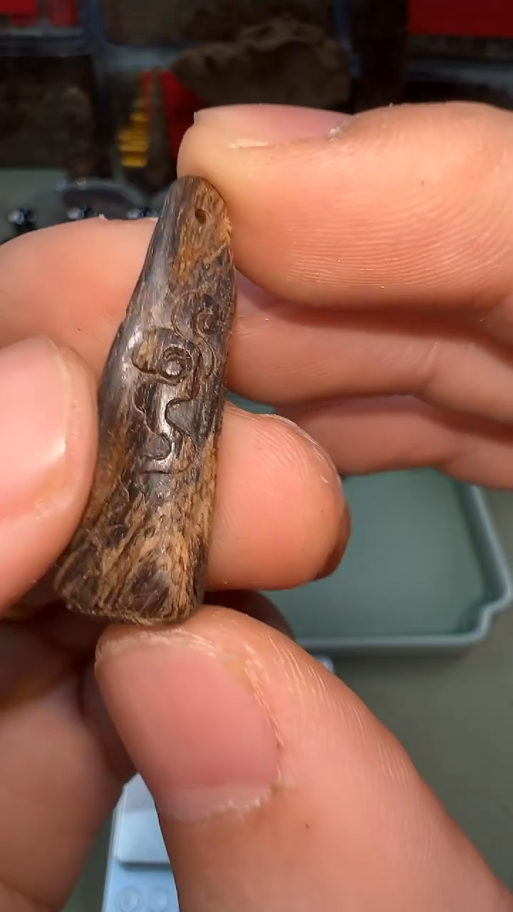 文莱黑棋沉水雕刻件0.7g