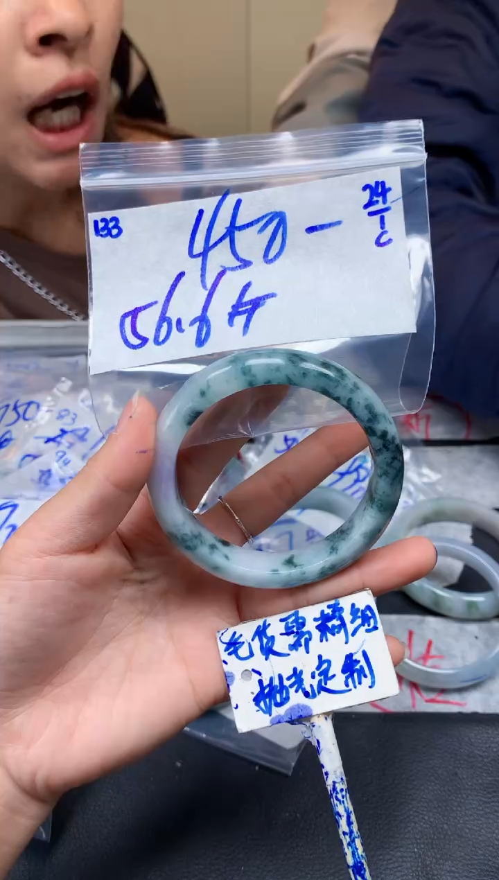 【闪购商品】定制翡翠未镶嵌133毛货需精细抛光手镯多样性拍一发一