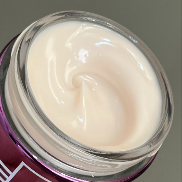 黑色的玫瑰精华的面霜