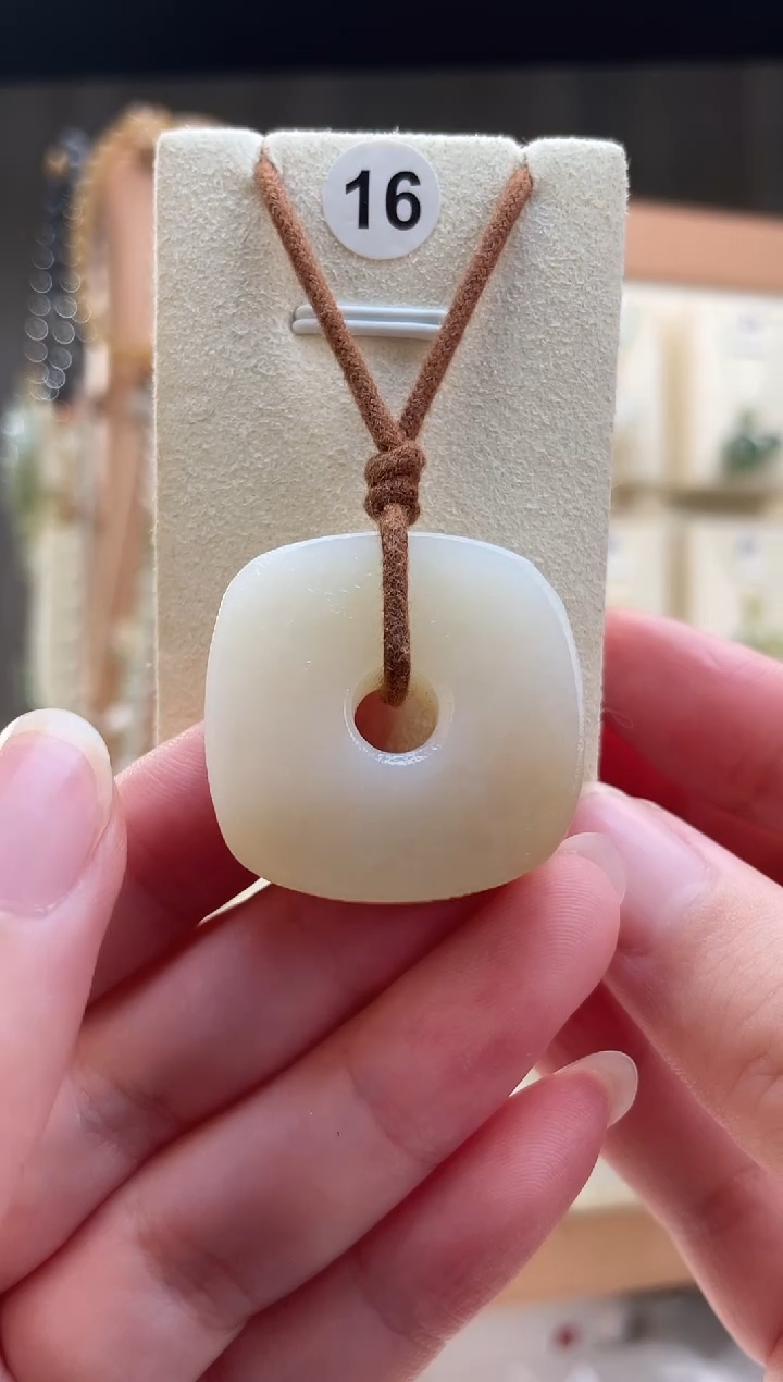 和田玉未镶嵌颈饰爱****子天地方扣