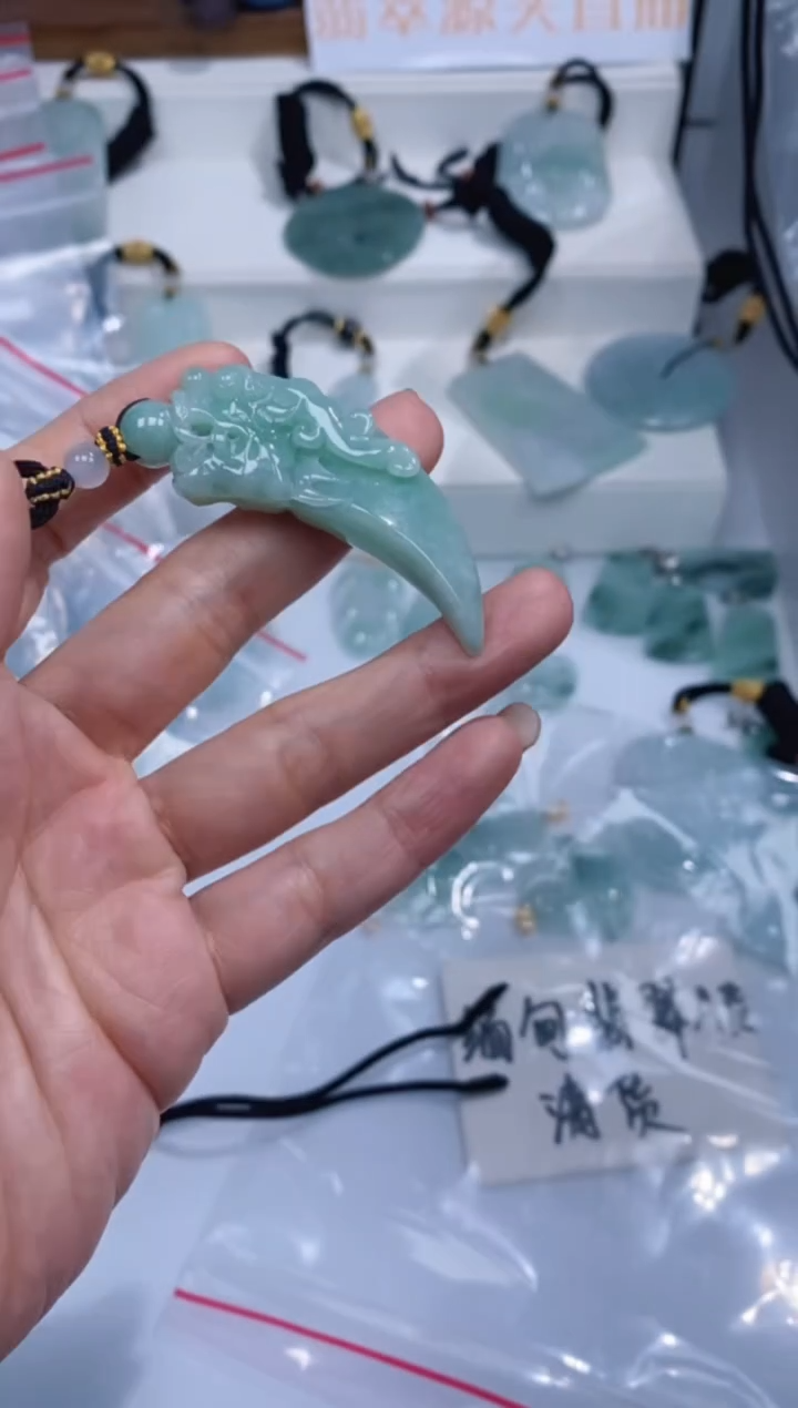 颈饰未镶嵌翡翠吊坠