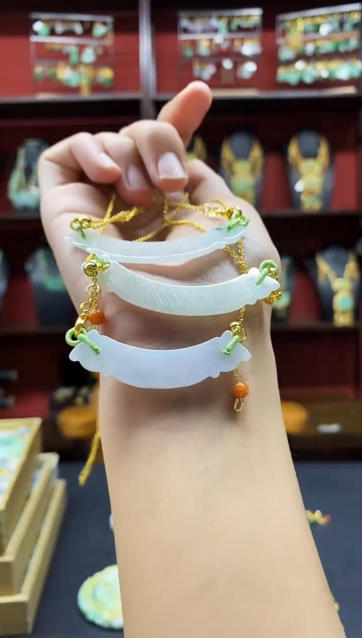 颈饰未镶嵌翡翠吊坠多样性发其一